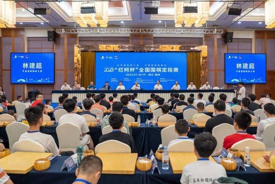 从《饥饿游戏2》展开全球巡回宣传以来，劳伦斯一直是每 《饥饿游戏2》首映礼 劳伦斯性感露背艳压群芳 2013-11-12 当地时间10月11日，英国伦敦，《饥饿游戏2：星火燎原》首映。