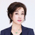 图为：南茜·奥德尔 斯特里普银发造型穿短裙憔悴亮相 新片中扮老太 2013-12-10 近日在南非，“影坛常青树”梅丽尔·斯特里普亮相由菲利普·诺伊斯执导的影片《赐予者》片场。